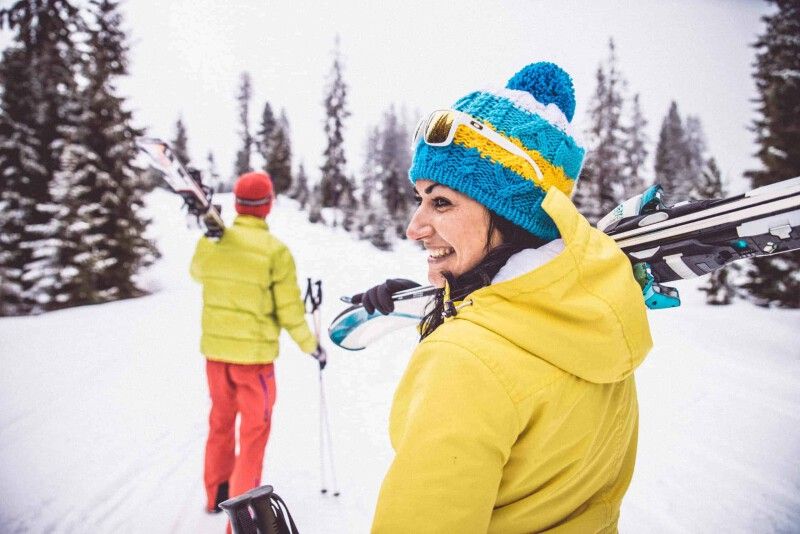In Österreich lässt sich Wellnessen hervorragend mit Skifahren kombinieren