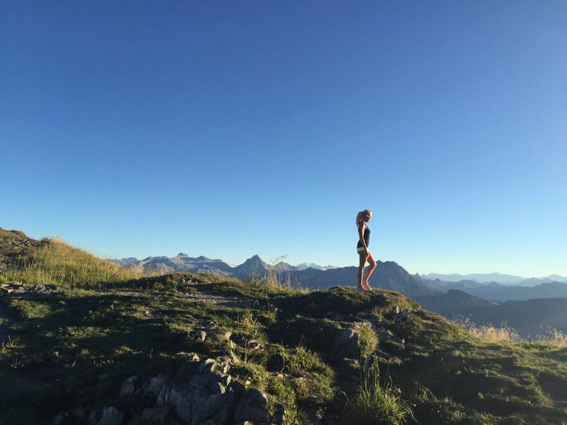Frau beim Wandern während Wellnessurlaub im Alpina Family, Spa & Sporthotel