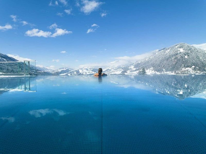 Der Infinity-Pool im Alpina Family, Spa & Sporthotel verspricht einen traumhaften Blick auf verschneite Pisten.