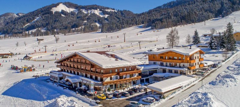 Das Naturhotel Kitzspitz ist umgeben von Skipisten und ein idealer Ausgangspunkt für einen schönen Winterurlaub.