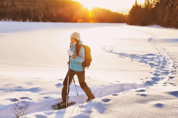 Tanken Sie Ruhe und Kraft bei einer Schneeschuhwanderung in der verschneiten Landschaft Österreichs.