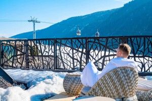 Junger Mann entspannt im Wellnessbereich nach dem Skifahren