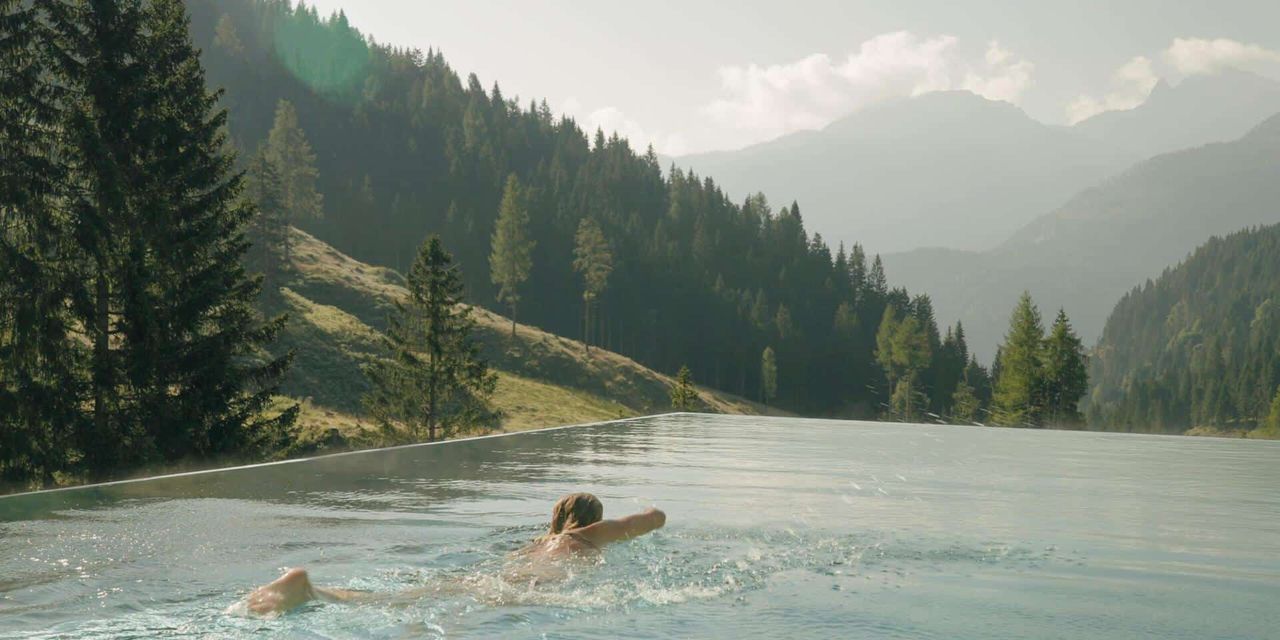 Die Naturbaden-Pauschale des Almwellness-Resort Tuffbad eignet sich ideal für den Start von Digital Detox.