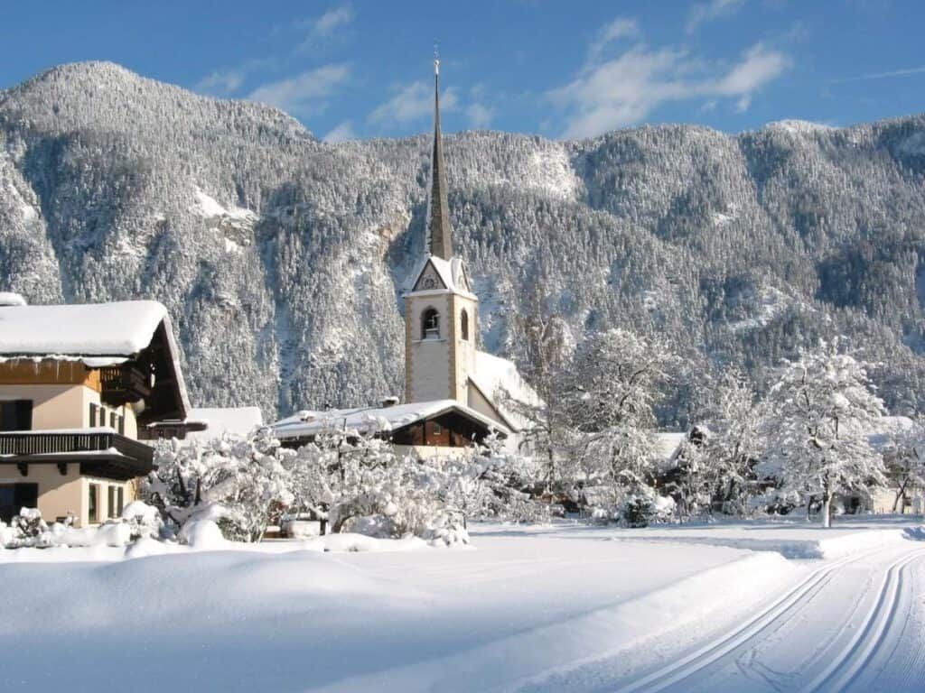 St. Martin im Winter mit Blick auf die Kirche im Ortszentrum