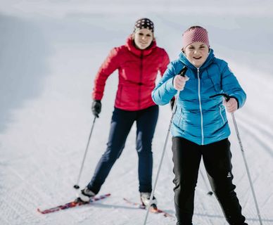 Langlauf Mama Kind Skating III bearbeitet c Salzburger Saaachtal Tourismus scaled