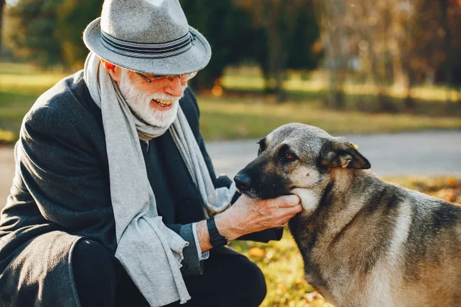 persona anziana con il suo cane