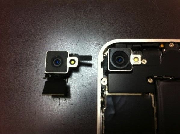 Apple beyaz iPhone 4’te hem kamera hem de yakınlık sensörünü elden geçirmiş