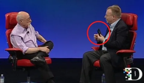 Nokia CEO’sunun elinde yine bir prototip: Windows Phone mu, MeeGo cihazı mı?