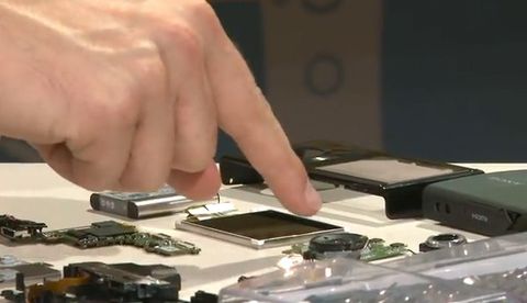 Sony Bloggie 3D’yi iFixit’in yardımıyla parçalarına ayırdı – Video