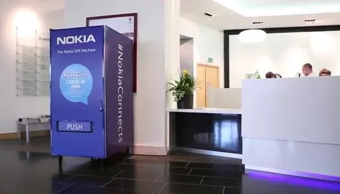 Nokia’nın FourSquare üzerinden çalışan hediye otomatı çok cömert – Video