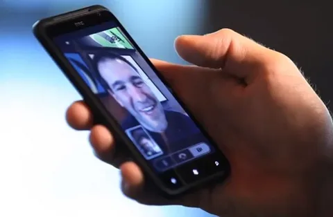 Microsoft’tan HTC Titan üzerinden Windows Phone 7.5 Mango video görüşme desteği gösterimi – Video