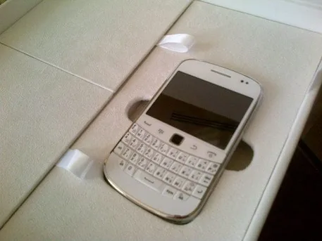BlackBerry Bold 9900’ün beyaz renkli versiyonu yolda