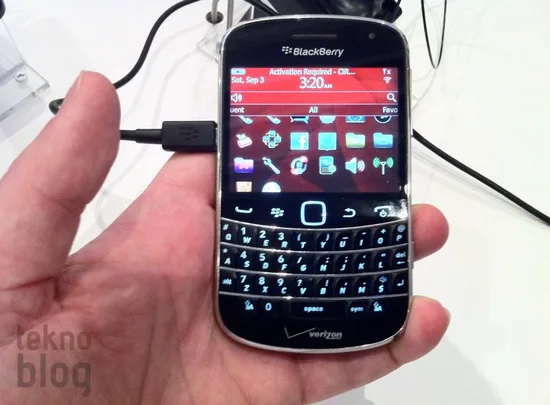 blackberry-bold-9930-00001 RIM kesintiden etkilenen BlackBerry kullanıcıları için telafi paketi hazırladı (güncellendi)