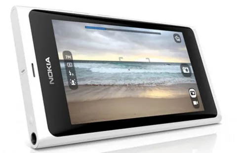 Beyaz renkli Nokia N9 tanıtıldı, ilk yazılım güncellemesi yıl sonuna kadar geliyor