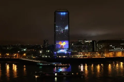 Nokia’dan Lumia 800’ün tanıtımı için Londra’da özel ışık şovu – Video