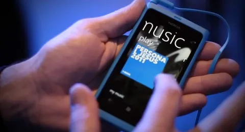 Nokia’nın ilk Windows Phone cihazı Nokia Lumia 800’ün tasarım hikayesi – Video