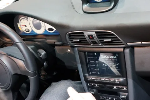 RIM Porsche 911’in kontrol paneline entegre edilmiş QNX tabanlı kullanıcı arayüzünü sergiledi