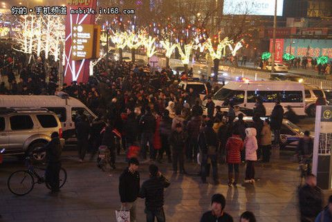 Çin’in başkenti Pekin’de iPhone 4S izdihamı – Video