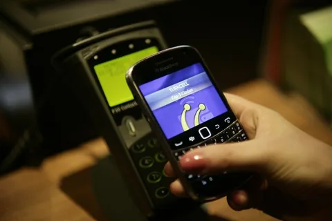 NFC yongalı BlackBerry Bold 9900 sahibi Turkcell kullanıcıları telefonlarıyla mobil ödeme yapmaya başlıyor