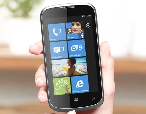 Windows Phone Tango’lu ZTE Orbit’i görücüye çıkarıyor