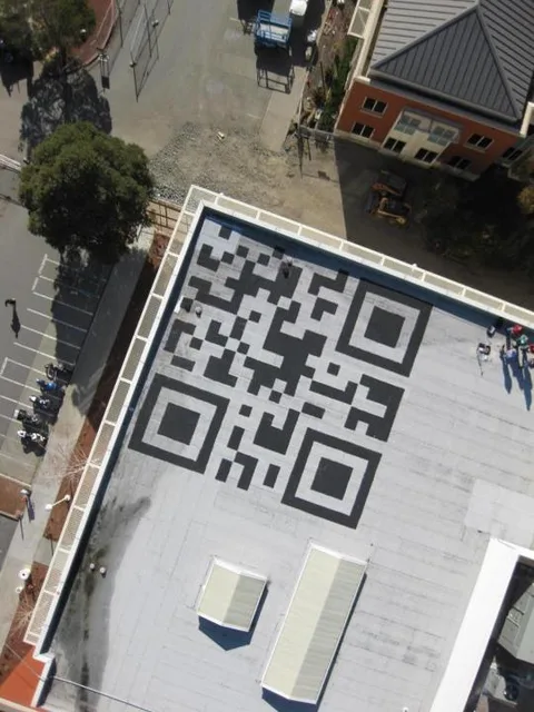 Facebook kampüsündeki binalardan birinin çatısına dev bir QR kodu yerleştirdi