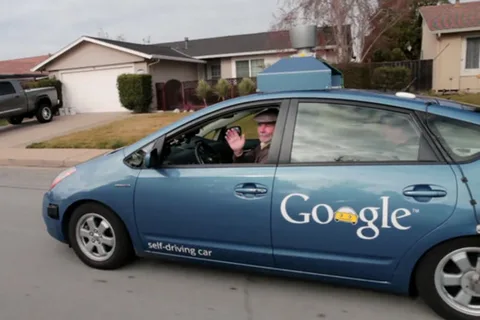 Google’ın kendi kendine giden otomobilinin direksiyonunda görme yeteneğini kaybetmiş bir kişi – Video