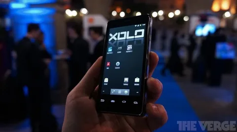 Intel işlemcili ilk akıllı telefonun eli kulağında