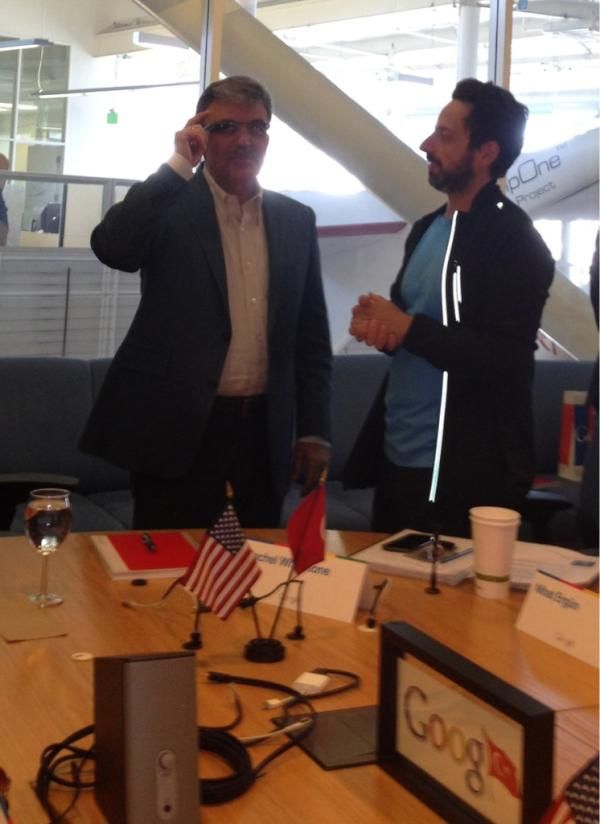 Sergey Brin Abdullah Gül’e Project Glass’ı denetti, Tim Cook Türkiye için müjdeler verdi