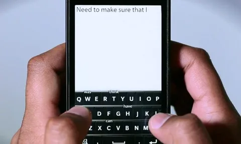 RIM BlackBerry 10’un sanal klavyesindeki tahmin teknolojisini fiziksel klavyeye getirmek için çalışıyor