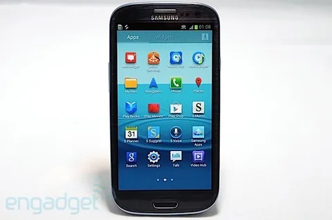 4.8 inç ekranlı, 1.4 GHz dört çekirdekli işlemci barındıran Samsung Galaxy S III resmiyet kazandı