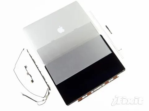 Retina ekranlı MacBook Pro da parçalarına ayrılmaktan kurtulamadı