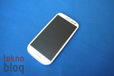 Samsung 2012’nin ikinci çeyreğinde akıllı telefon satışlarında Apple’ı ikiye katladı