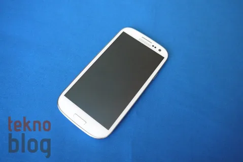 Samsung 2012’nin ikinci çeyreğinde akıllı telefon satışlarında Apple’ı ikiye katladı