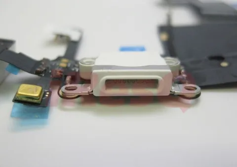 iPhone 5’in mini dock konnektörü yeni kapak fotoğraflarında da ortaya çıktı