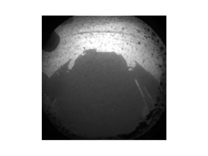 nasa-curiosity-foto-1-060812 NASA’nın Mars gözlem aracı Curiosity yüzeye inişi gerçekleştirdi, ilk fotoğrafları geçti