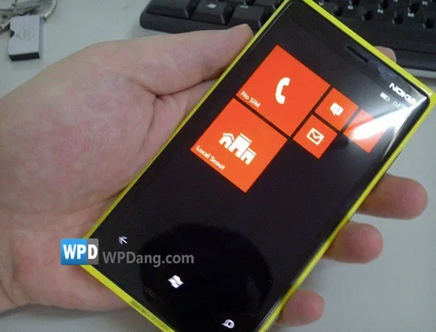 Sarı renkli ve yeni Windows Phone Başlat Ekranlı Nokia Lumia prototipi görüntülendi
