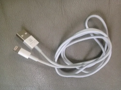 Küçük dock konnektörü barındıran yeni iPhone USB kablosunun fotoğrafı sızdı