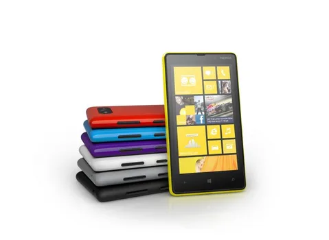 Nokia Lumia 820 4.3 inç ekran ve değiştirilebilir kapaklarla geliyor