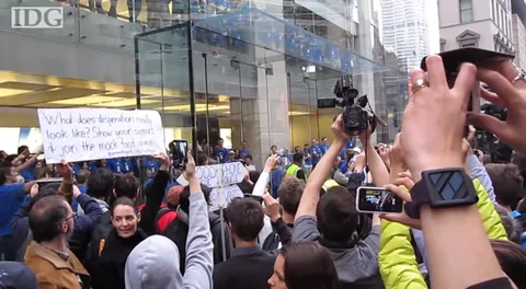 iPhone 5 yurt dışında piyasaya çıktı, yine kuyruklar oluştu