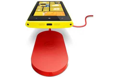 Nokia Lumia 820 ve 920’yi şarj edecek kablosuz plaka kendini gösterdi
