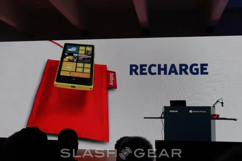 Nokia Lumia 920 Fatboy yastığıyla kablosuz olarak şarj edilecek