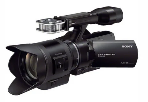 Sony dünyanın ilk tam kare 35mm sensörlü HandyCam video kamerası NEX-VG900E’yi tanıttı