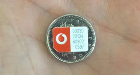 Vodafone UK iPhone 5 ile kullanılmaya başlanacak nano SIM kartı gösterdi