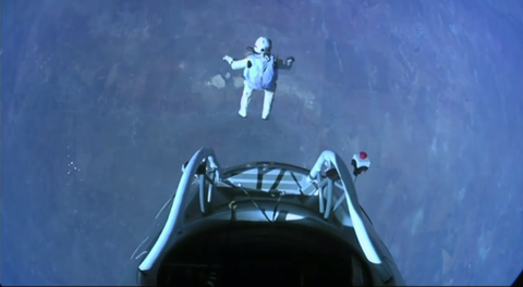 Felix Baumgartner yeryüzünden 39 kilometre yükseklikten atlayışını başarıyla tamamladı