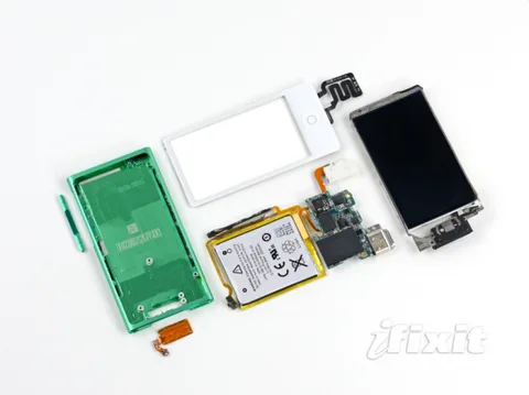 Yeni iPod nano da parçalarına ayrıldı
