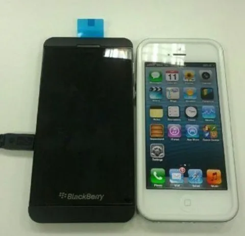 BlackBerry L serisi telefon iPhone 5 ile yan yana görüntülendi