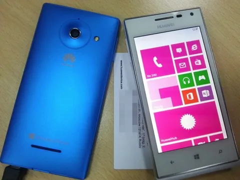 Mavi ve beyaz renkli Huawei Ascend W1 Windows telefonlar kendini gösterdi