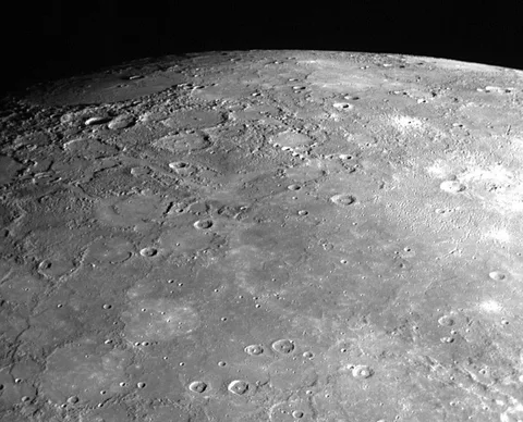 NASA Merkür’ün yüzeyinde buz ve organik materyaller olduğunu doğruladı