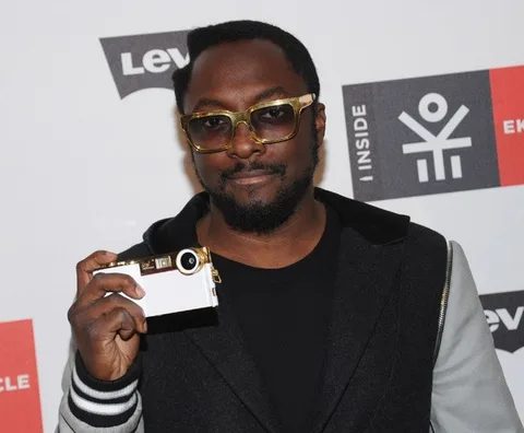 Girişimci müzisyen will.i.am yeni aksesuarı i.am+ ile iPhone’un kamerasını dönüştürecek