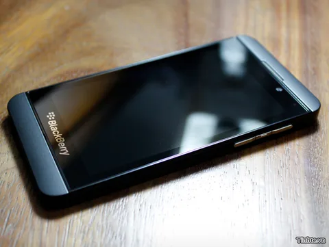 RIM’in beklenen BlackBerry L serisi akıllı telefonunun yeni fotoğrafları sızdı
